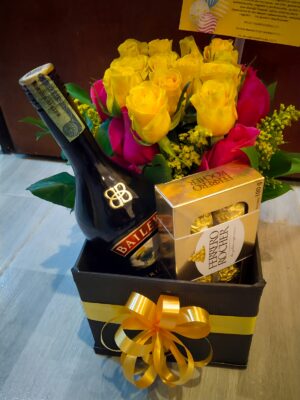 Caja de rosas elegante, baileys y ferrero R120