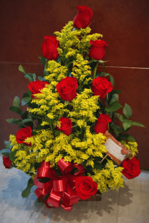 Piramide por 12 rosas y solidago R38