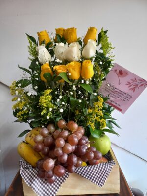 12 rosas  con frutas en caja de madera R68