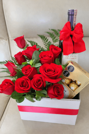 Caja x 12 rosas, botella de vino y ferrero x 8 unidades R189